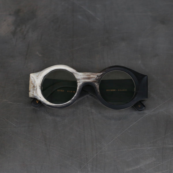 Rigards x UMA WANG RG00UW16 Collection: Handcrafted ox-horn wire glasses. RG-RG00UW16-HBKTMP. Black and white frame with transparent lenses.